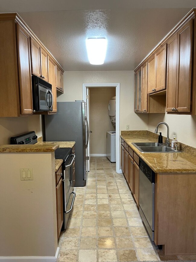 Building Photo - 2 Bedroom Condo in Quiet, Gated Community