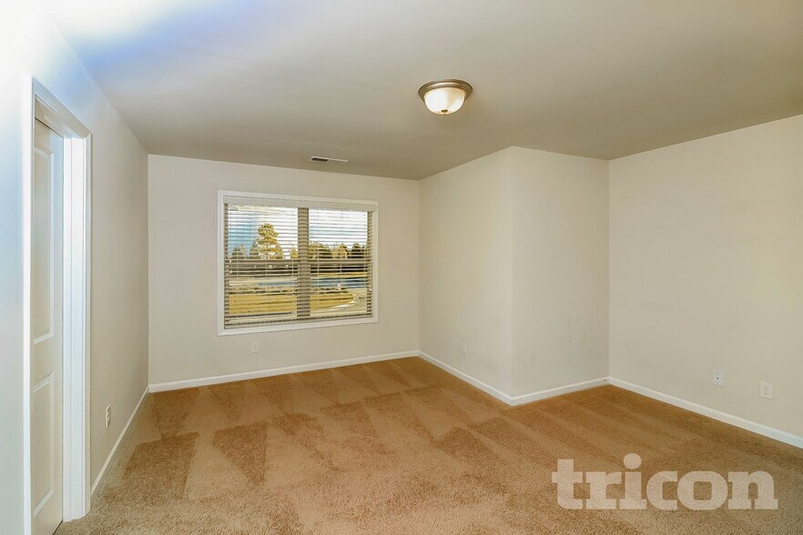 Building Photo - 404 Ireland Ln