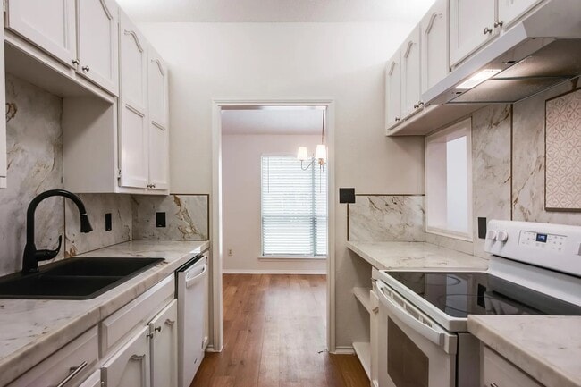 Building Photo - 500 Norwood Pl