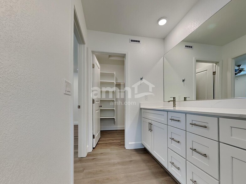 Building Photo - 10328 Medusita St