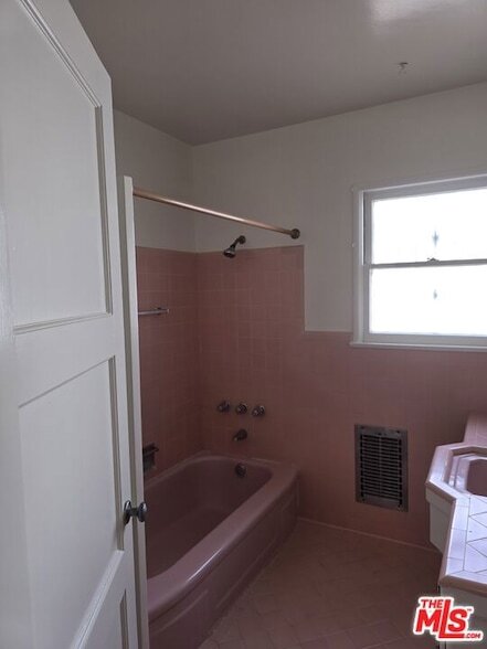 Building Photo - 6243 S Fairfax Ave