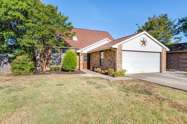 Building Photo - 1925 Parkside Dr