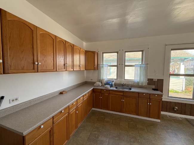 Building Photo - West Side Petaluma Near Down Town  - 2 Bedroom 1 Bathroom