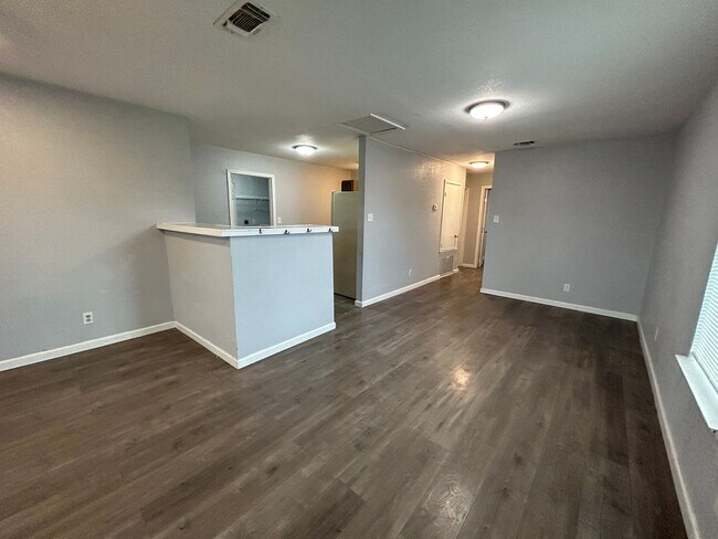 Building Photo - 206 Edna