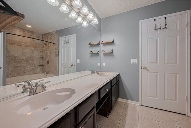 Building Photo - 9911 Villa Verde Dr