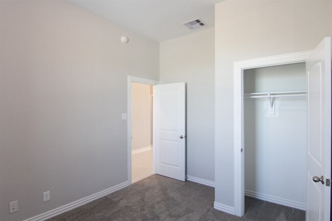 Building Photo - 31811 Dunham Lake Dr