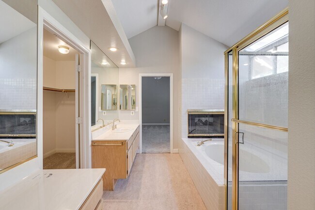 Building Photo - Luxury Meets Comfort in This Beautiful 4-Bedroom Retreat