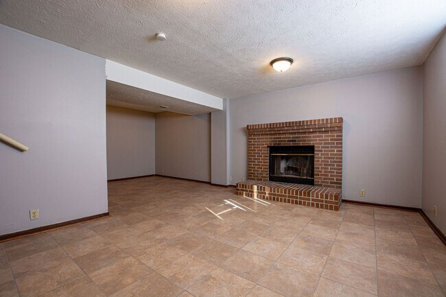 Building Photo - 3 Bedroom / 2 Bath Home in Millard!