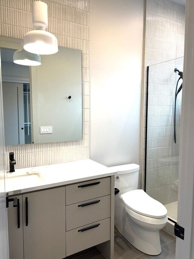 Building Photo - MOVE IN SPECIAL! One bedroom apartment on Bend's SW side. End Unit