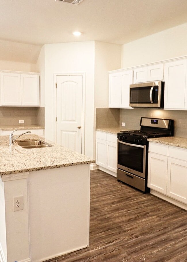 Building Photo - Look 4/3 in Zachary!