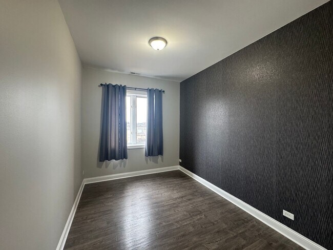 Building Photo - Luxurious, Galewood Penthouse Condo 3BR/2BA