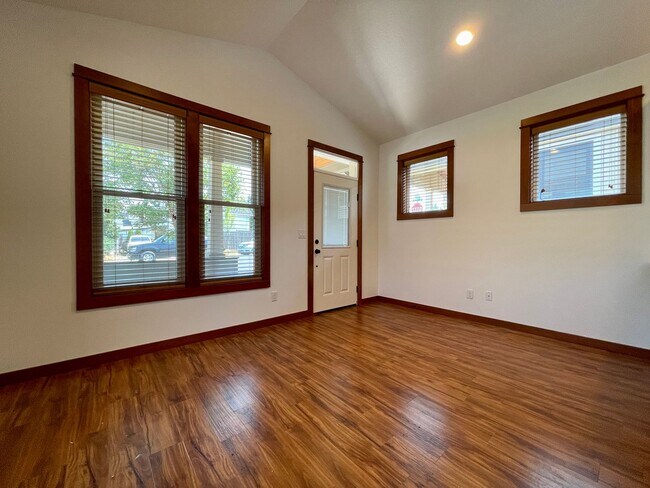 Building Photo - Gorgeous Cottage in Oregon City~ Hardwood Floors~ Private Back Area~ Washer/Dryer~ A/C