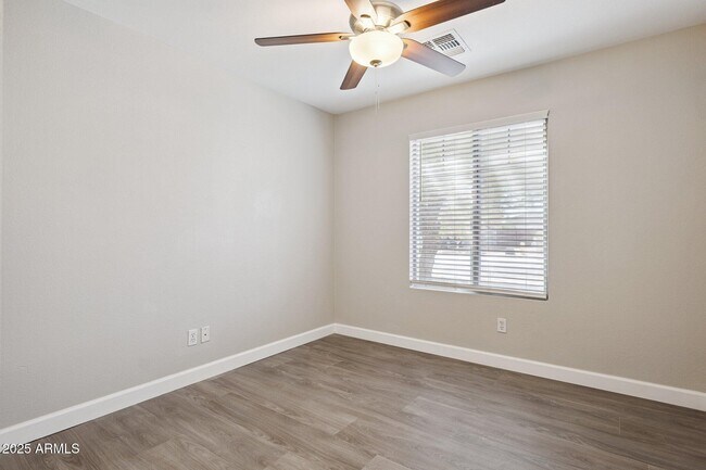 Building Photo - 5409 S 10th Ave