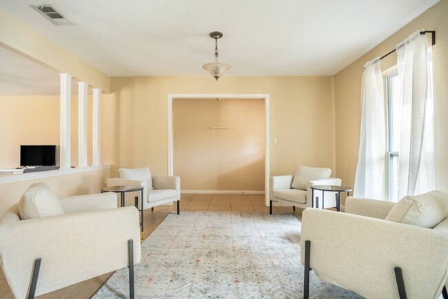 Building Photo - Queen room in 4-bed/2.0-bath Home