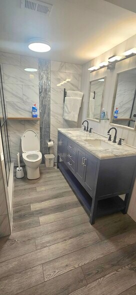 Modern toilet with dual water saving flush settings - 8740 Lueck Ln