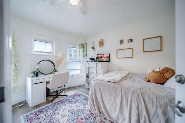 Building Photo - Massive 10 Bedroom Newly Renovated House P...