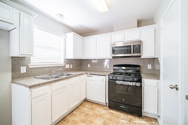 Building Photo - 930 Lancaster Lake Dr