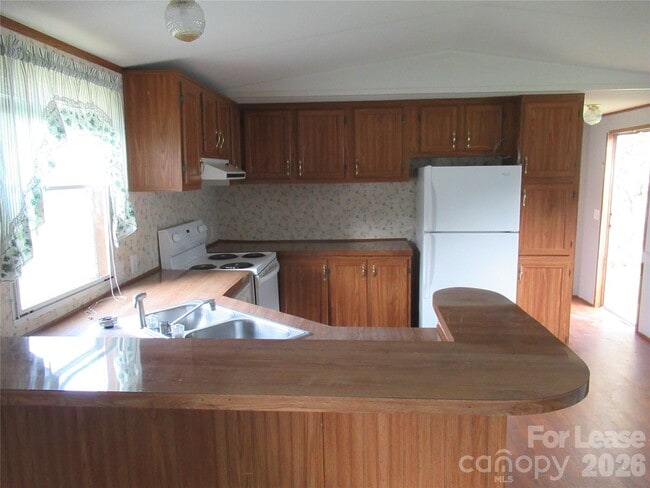 Building Photo - 2400 Skyview Ln