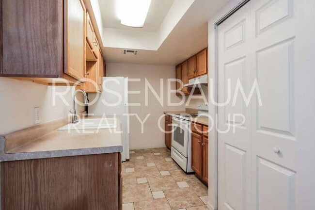 Building Photo - Gorgeous 1-bed, 1-bath downstairs apartmen...