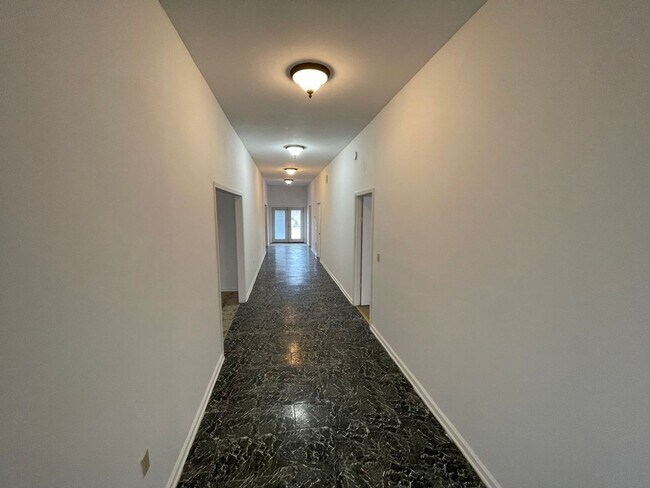 Building Photo - 18206 Shelbyville Rd