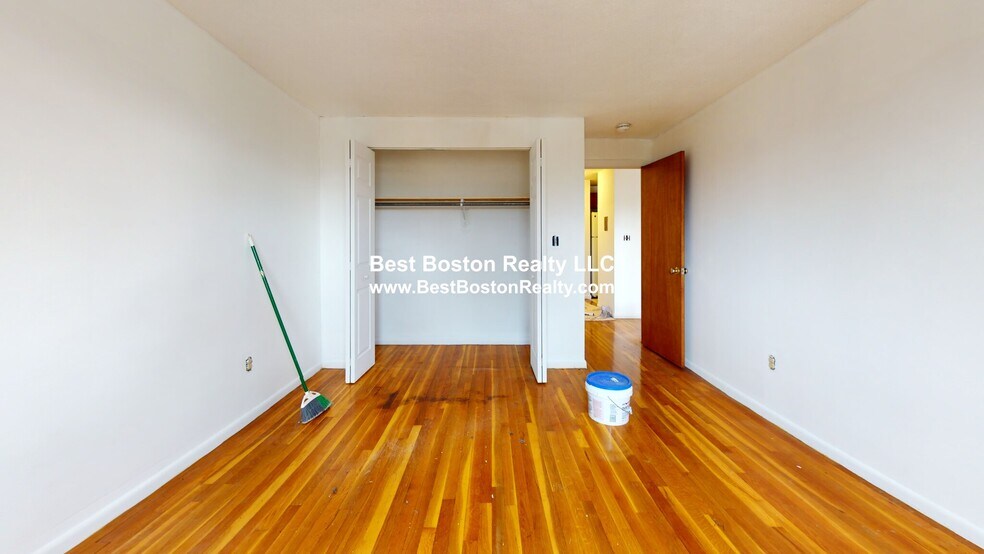 Building Photo - 435 Shirley St