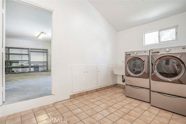 Building Photo - 2644 E Chevy Chase Dr