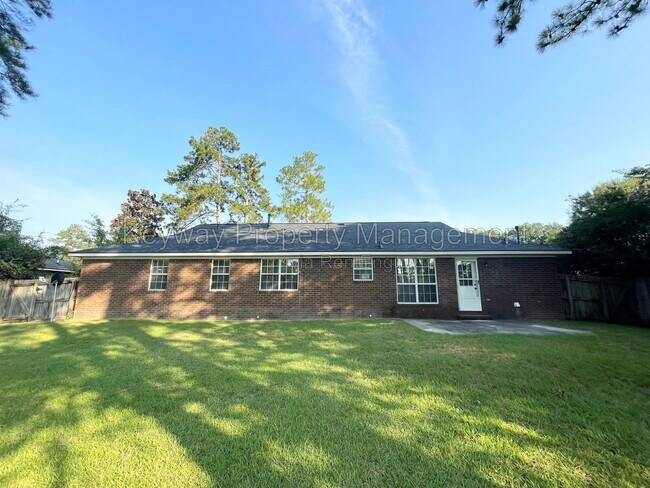 Building Photo - 642 Clinton Way W