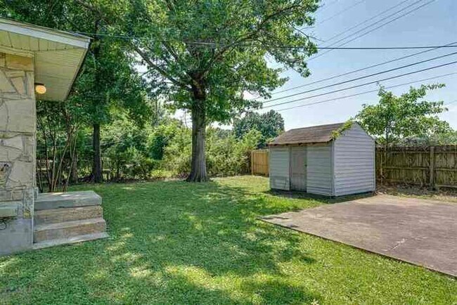 Building Photo - Awesome East Memphis Home