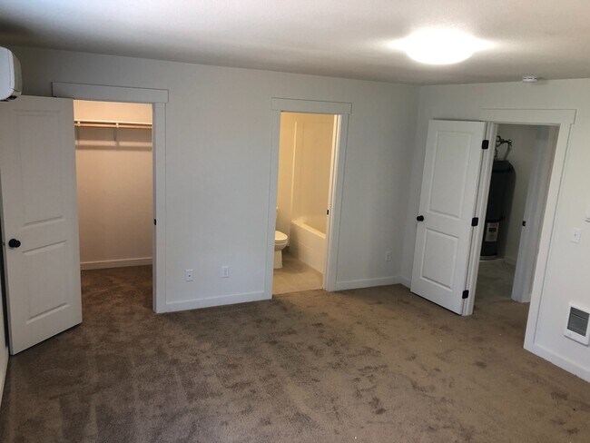 Building Photo - 4.5 Bathrooms ! 4 large bedrooms! Close to CWU