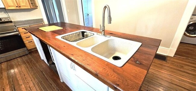 Building Photo - 1047 Ridge Ave