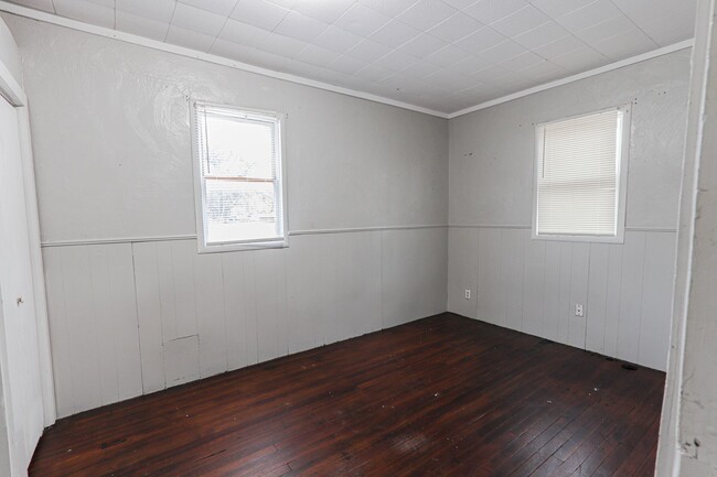 Building Photo - $500 off 1st full months rent.  ***Not Sec...