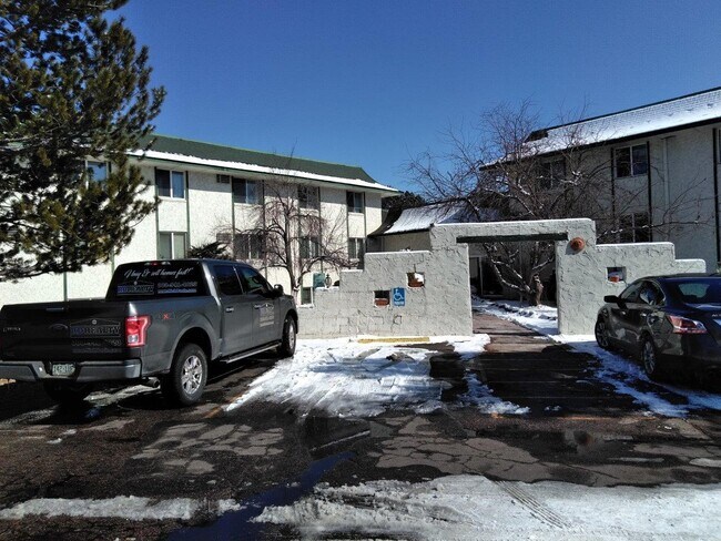 Building Photo - Great location off Leetsdale/Parker and Fl...