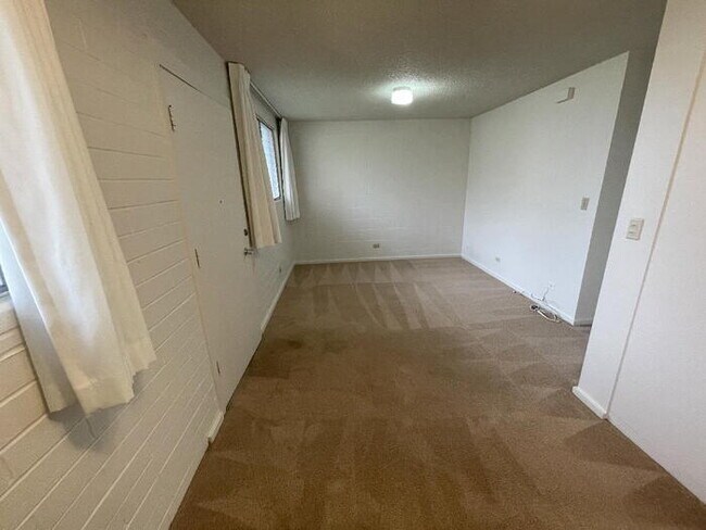 Building Photo - Hokulani Apts 1/1/1 pool, laundry