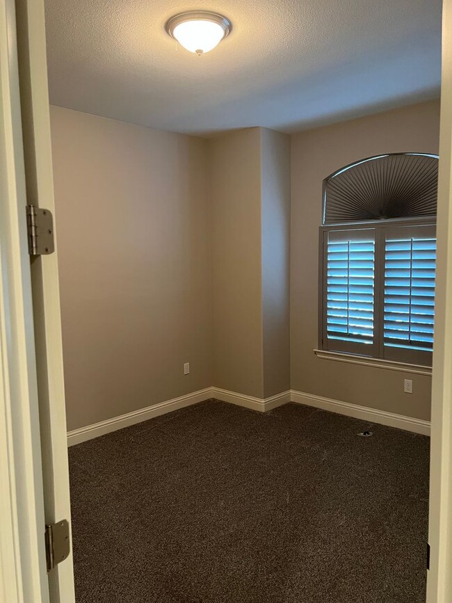 Building Photo - Beautiful Family Home