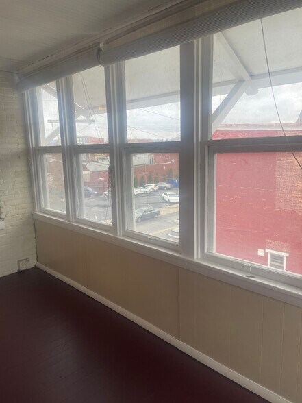 Building Photo - 42 Ann St