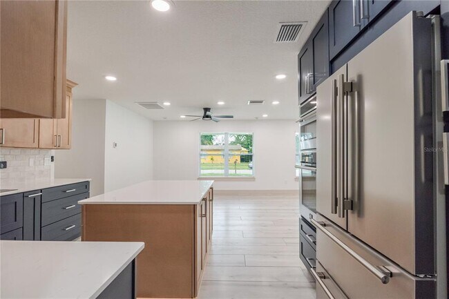 Building Photo - 4712 W Bay Ave