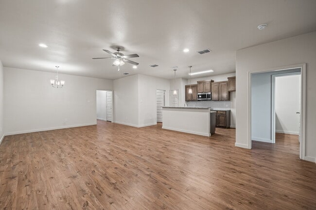 Building Photo - Beautiful Townhome Located South of Town N...