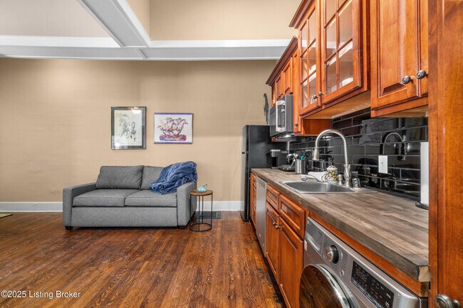 Building Photo - 1236 E Broadway