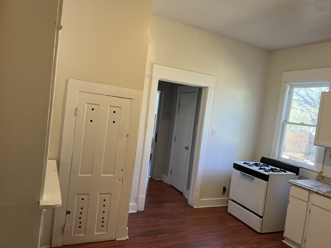 Kitchen looking west - 2421 Lipscomb St