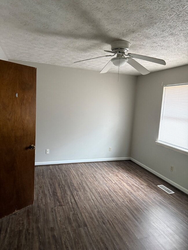 Building Photo - 907 Ivan Dr SW