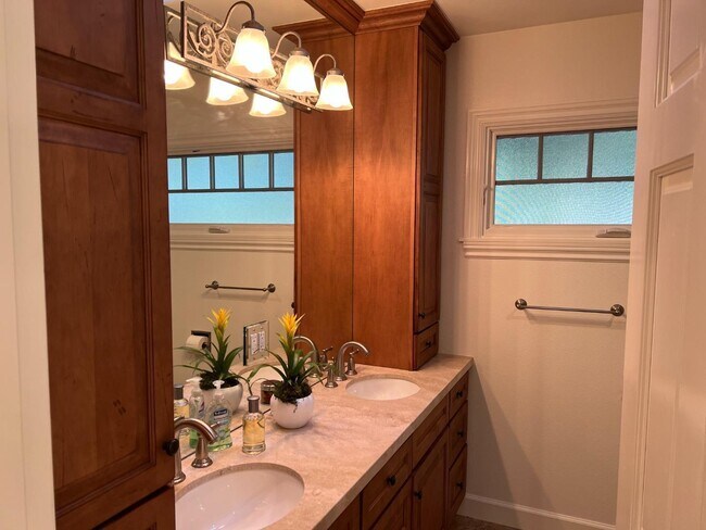 Building Photo - 15 Martin Ln