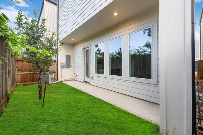 Building Photo - 6116 De Campo St