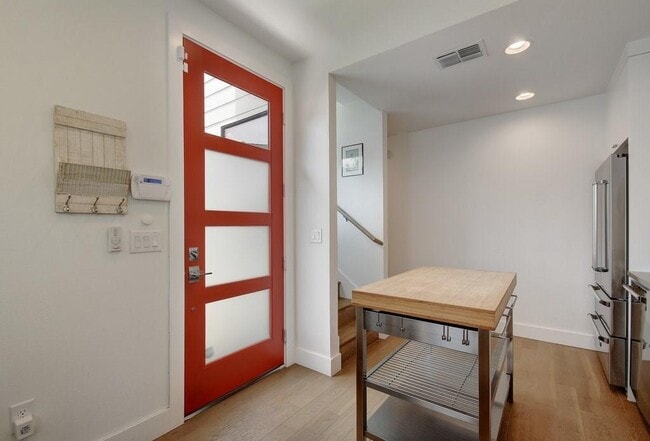 Building Photo - 804 W Oltorf St