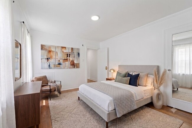 Building Photo - 3847-3849-3849 Beechwood Blvd