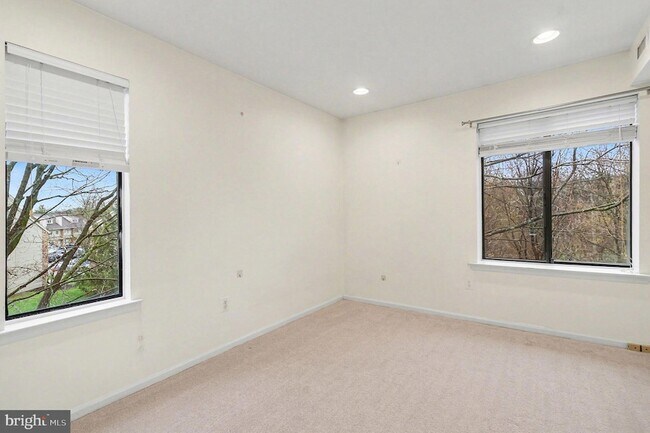 Building Photo - 910 Mountainview Dr