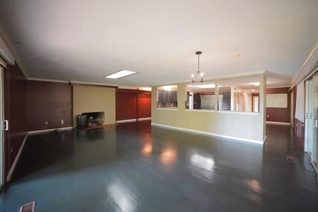 Building Photo - 1105 Solana Ave
