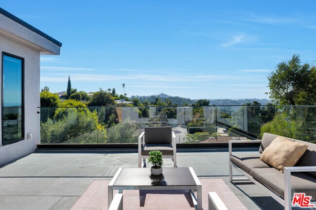 Building Photo - 7966 Mulholland Dr