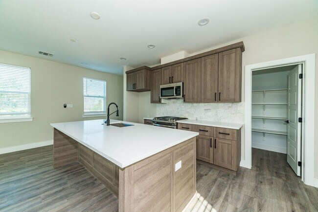 Building Photo - 1618 W Lawndale Dr