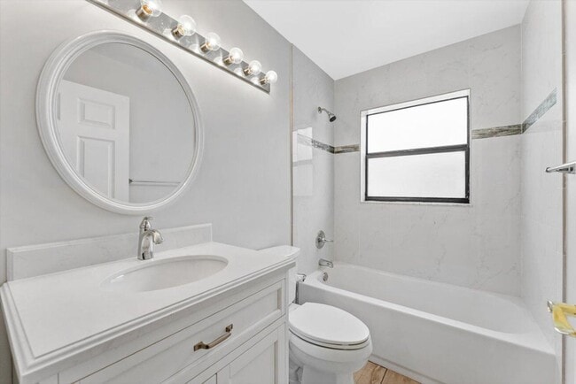 Building Photo - 5809 Sun Pointe Cir