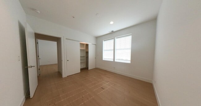 Building Photo - 1121 Greenleaf Ave